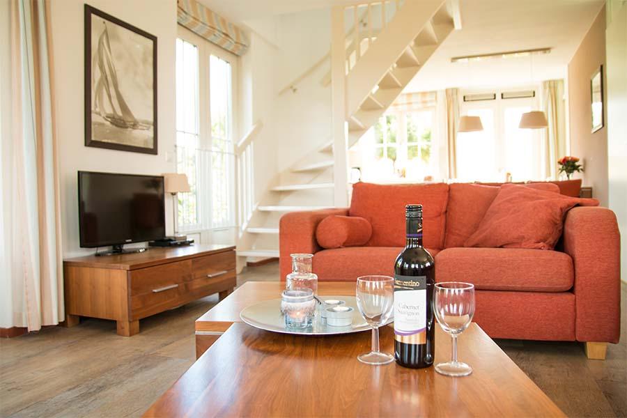 woonkamer met fles wijn en glazen op tafel