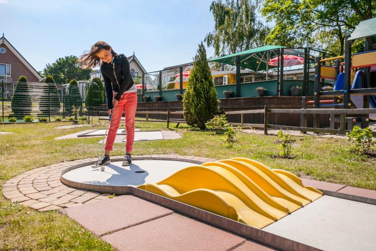 Potje midgetgolf incl. frisdrankje + evt. friet met saus bij De Leeuwenkuil